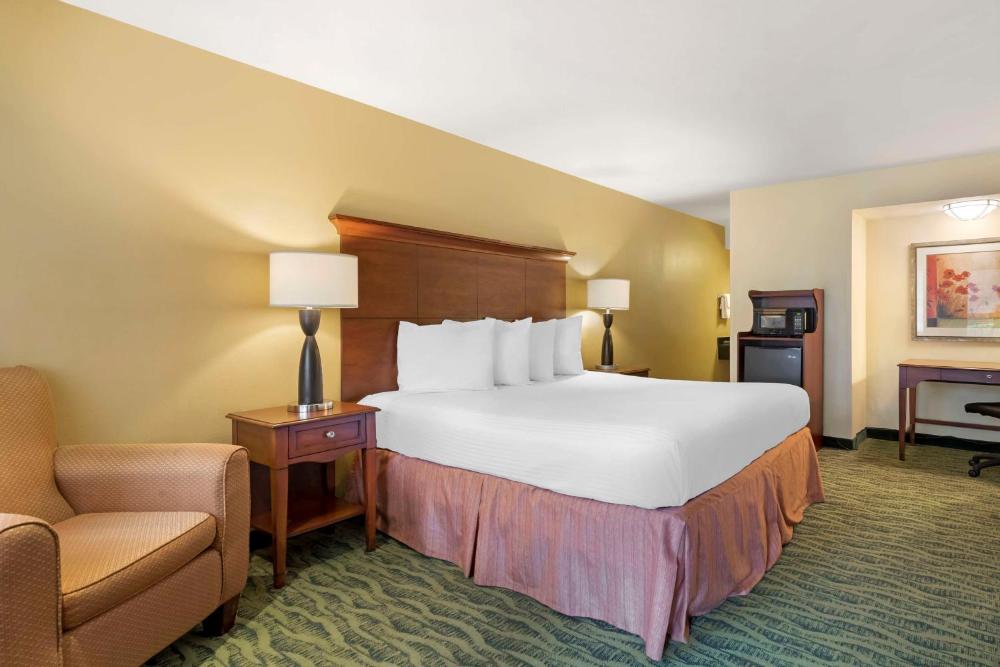 King Room - Non-Smoking interior