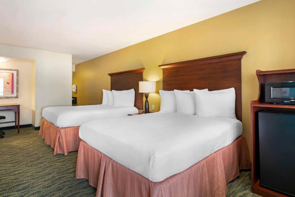 King Suite with Bath Tub, Sofa Bed and Kitchenette - Disability Access/Non-Smoking interior